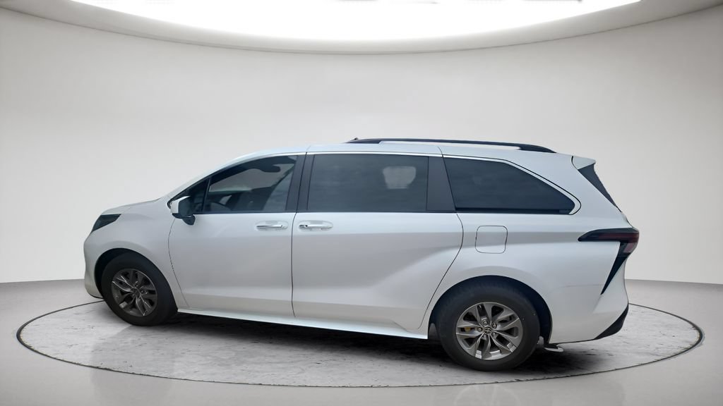 Used 2023 Toyota Sienna XLE w/ XLE Plus Package AWD/4WD image 3