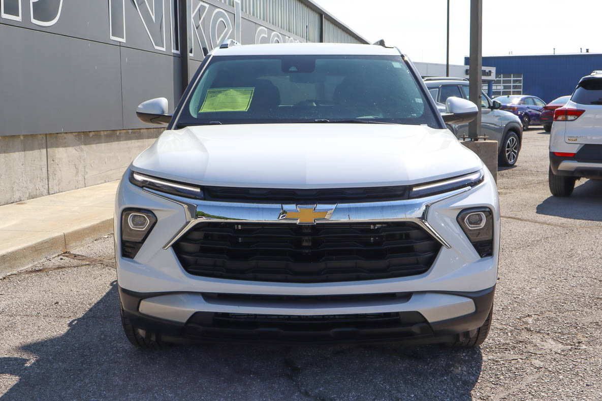 Used 2025 Chevrolet TrailBlazer LT FWD image 2