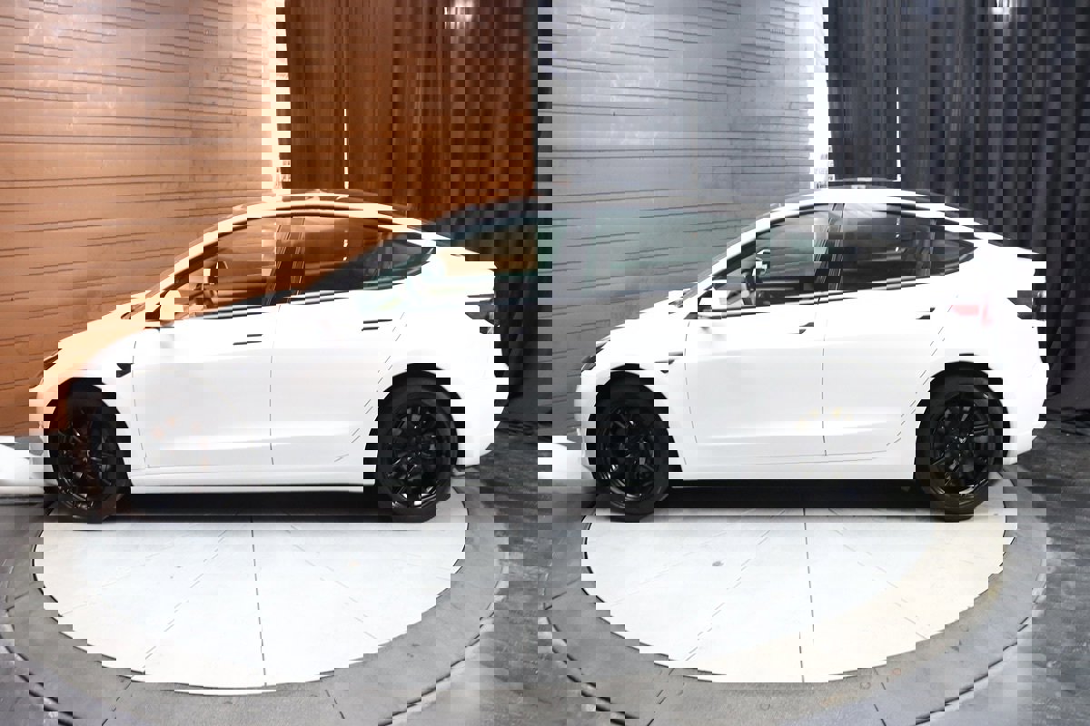 Used 2023 Tesla Model 3 Standard Range image 9