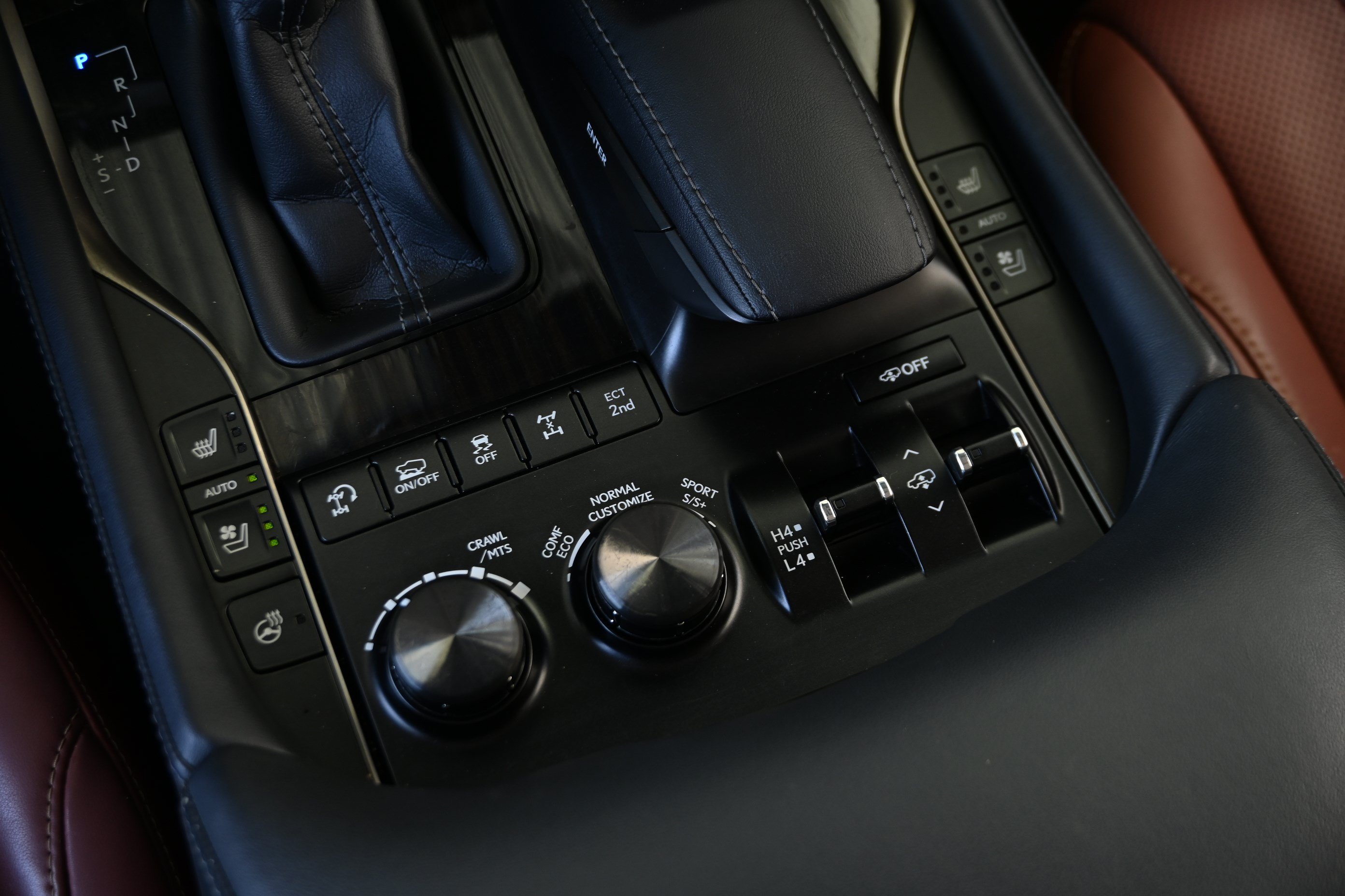 Used 2021 Lexus LX 570 4WD w/ Luxury Package image 24