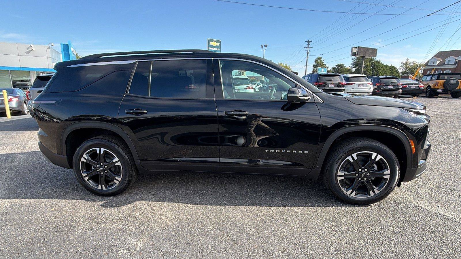 New 2027 Chevrolet Traverse LT w/ Sun and Wheel Package FWD image 8