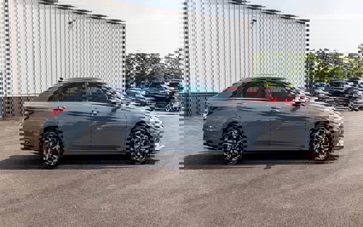 Used 2023 Hyundai Elantra Limited image 4