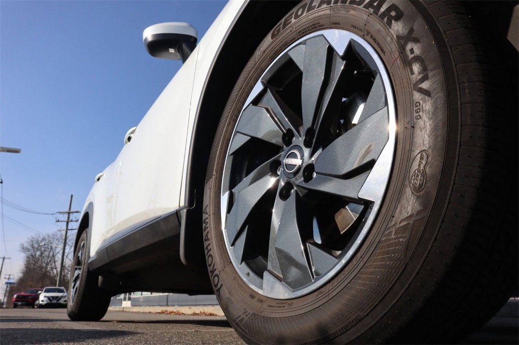 Used 2024 Nissan Rogue SV w/ SV Premium Package image 9