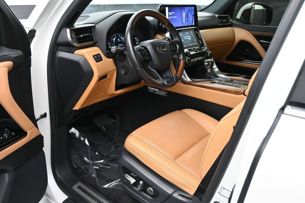 Used 2023 Lexus LX 600 4WD w/ Luxury Package image 2