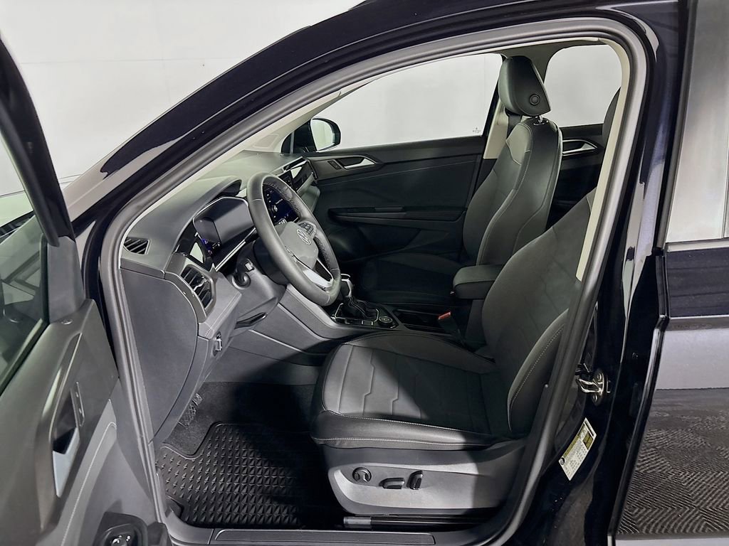 New 2025 Volkswagen Taos SE image 11