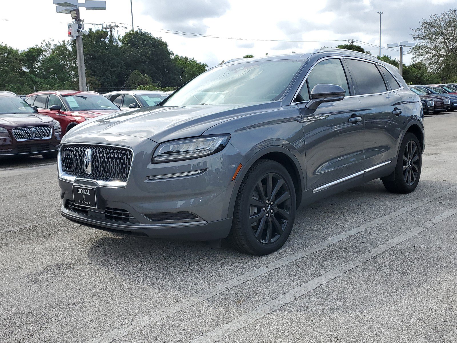 Used 2023 Lincoln Nautilus Reserve w/ Monochromatic Package image 3