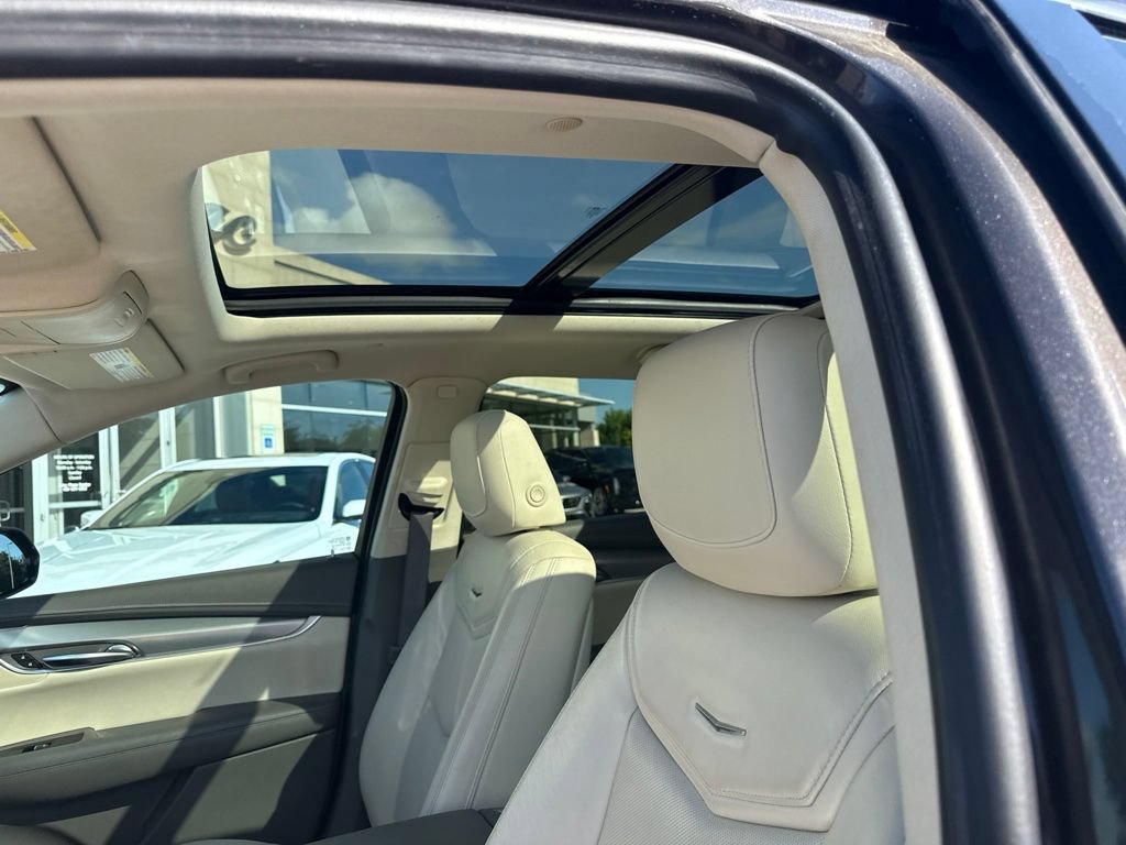 Used 2017 Cadillac XT5 Luxury w/ Driver Awareness Package FWD image 12