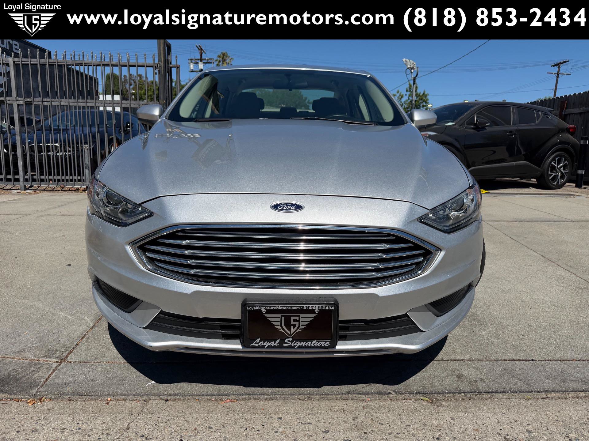 Used 2017 Ford Fusion SE w/ Fusion SE Technology Package FWD image 2