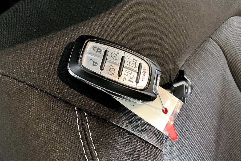 Used 2020 Chrysler Pacifica Touring w/ S Appearance Package FWD image 10