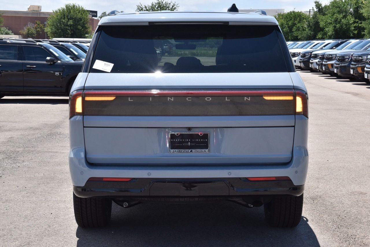 New 2026 Lincoln Navigator Reserve w/ Jet Appearance Package AWD/4WD image 8