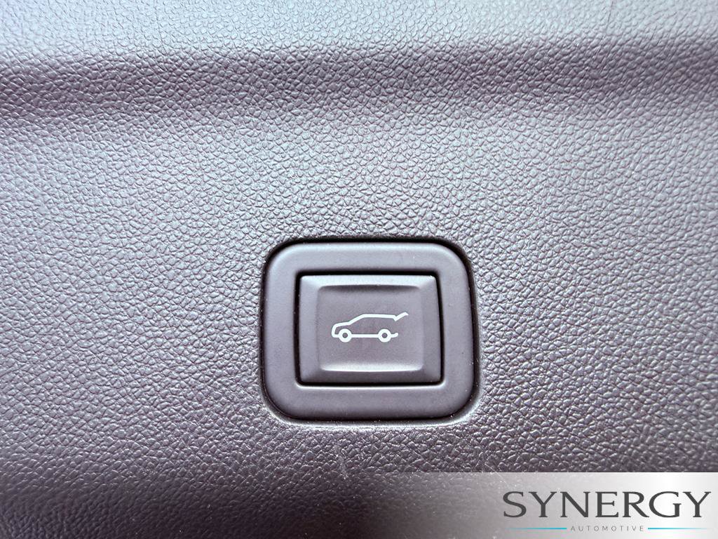 Used 2023 GMC Yukon Denali RWD image 32