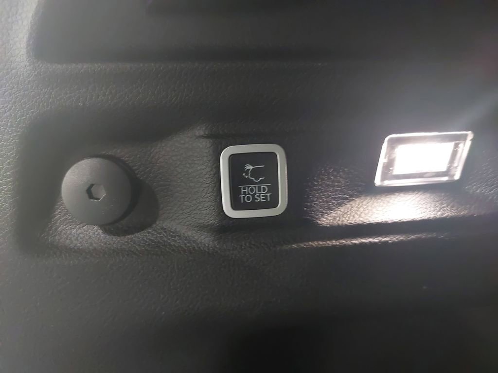 Used 2024 Jeep Grand Cherokee L Laredo image 15