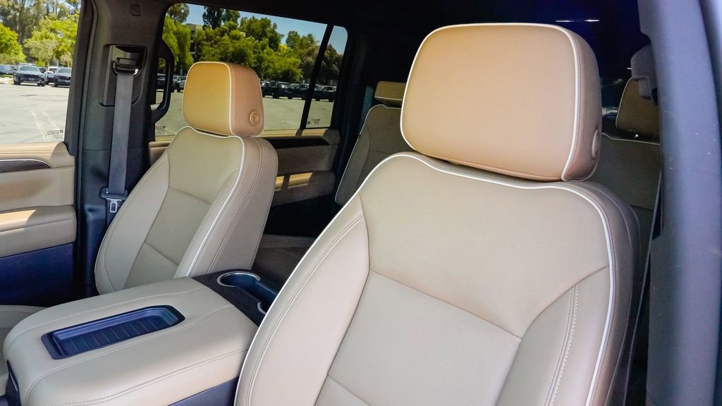 Used 2024 Chevrolet Suburban Premier AWD/4WD image 17