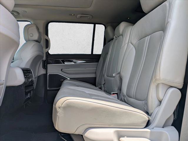 Used 2022 Jeep Wagoneer Series II w/ Premium Group I AWD/4WD image 18
