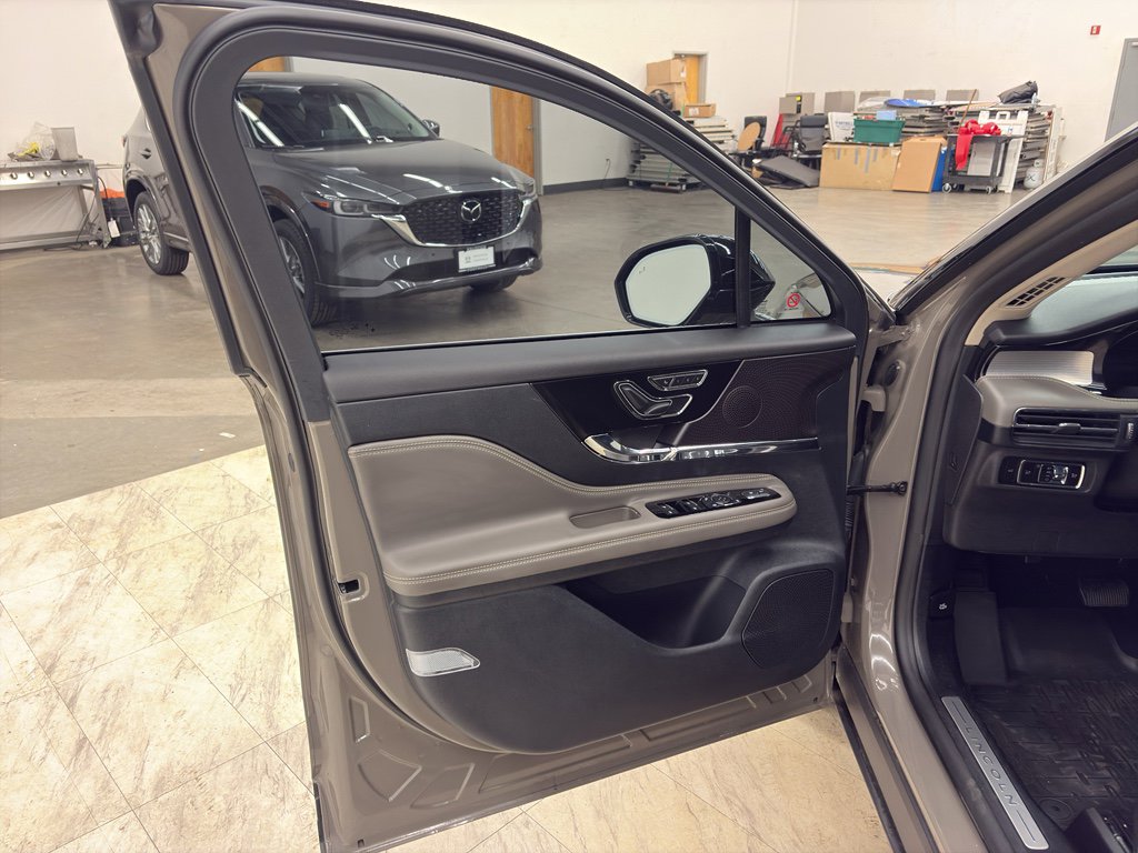 Used 2025 Lincoln Corsair Reserve w/ Rear Removable Package Tray image 11
