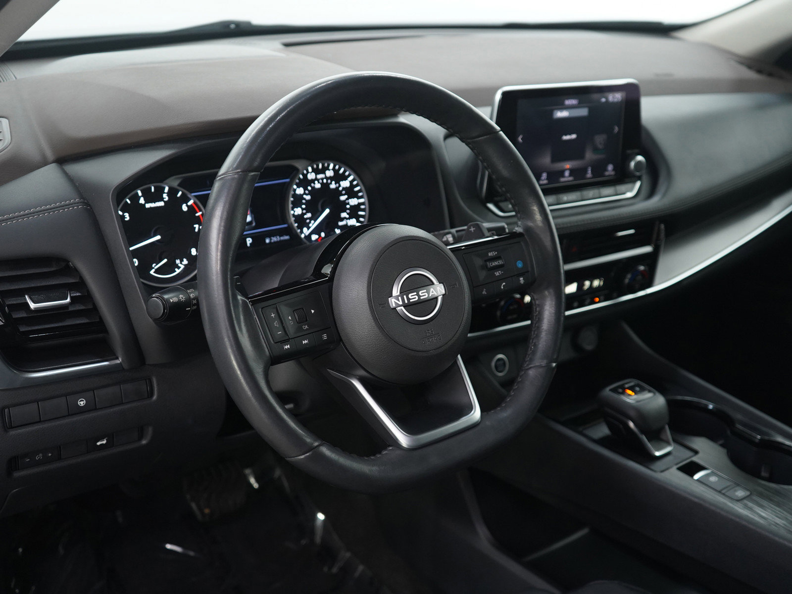 Used 2023 Nissan Rogue SV w/ SV Premium Package image 21