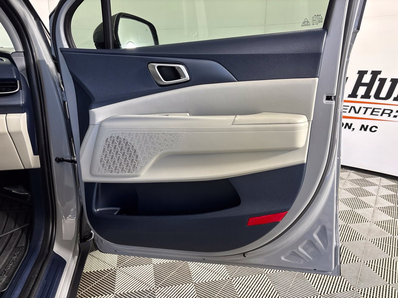 Used 2025 Kia Carnival SX FWD image 28