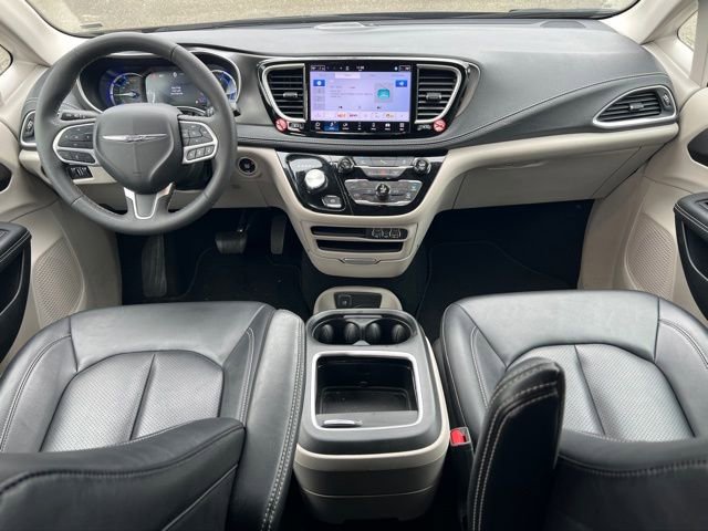 Used 2024 Chrysler Pacifica Select image 10