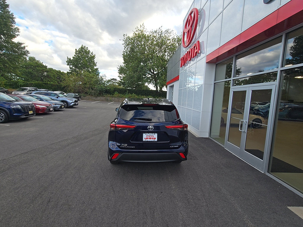 Certified 2021 Toyota Highlander XLE AWD/4WD image 5