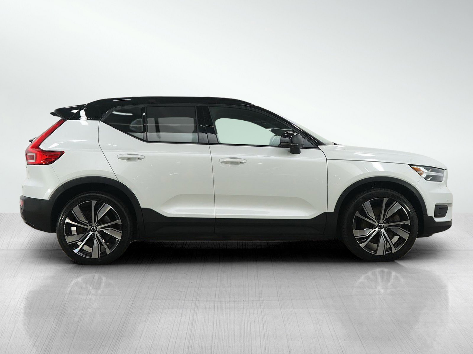 Used 2021 Volvo XC40 P8 Recharge w/ Advanced Package image 7