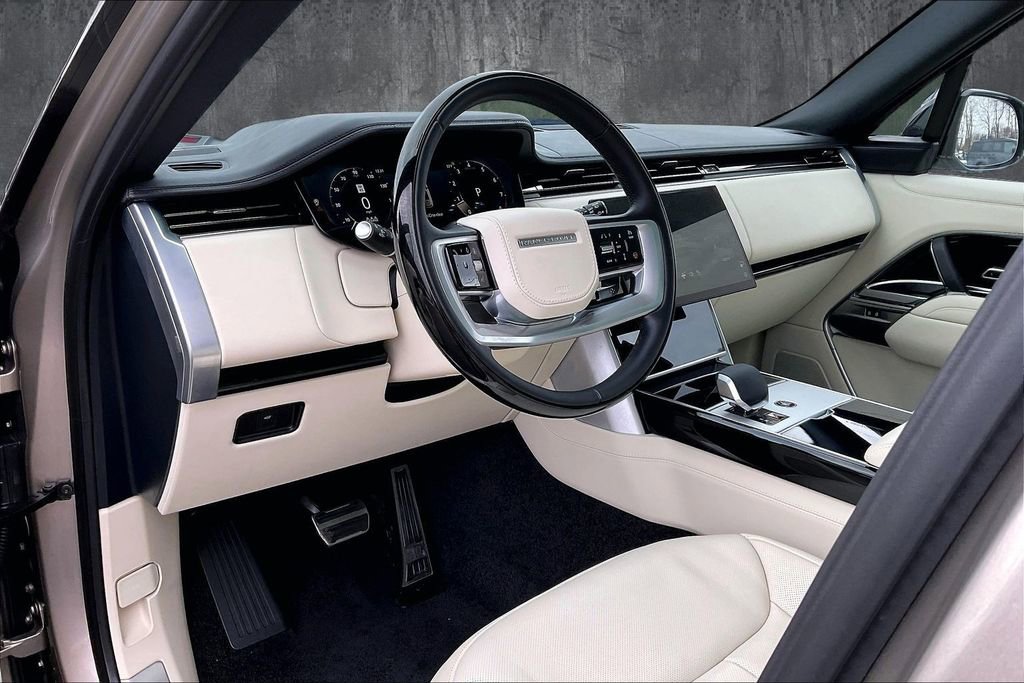 Used 2025 Land Rover Range Rover SE image 17