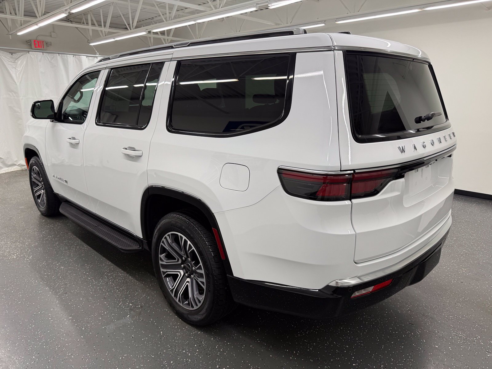Used 2025 Jeep Wagoneer Series II AWD/4WD image 3