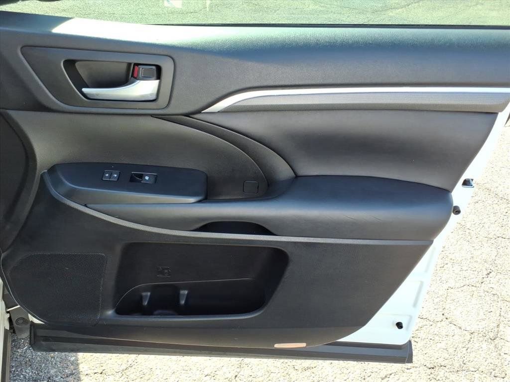 Used 2019 Toyota Highlander SE w/ Nightshade Edition image 13