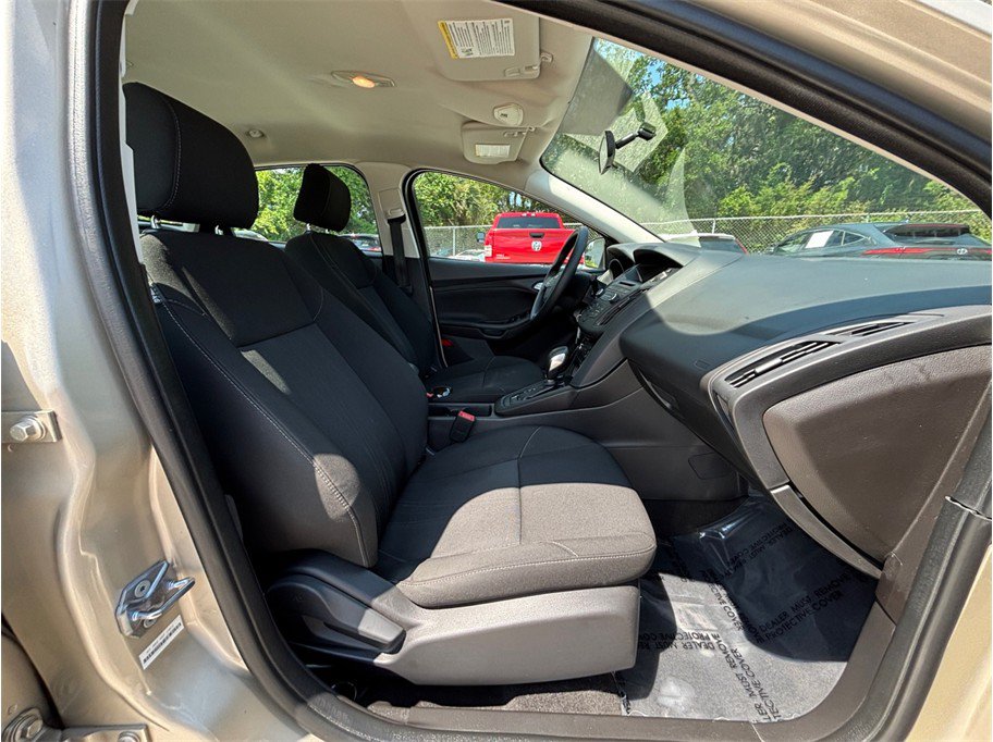 Used 2017 Ford Focus SE FWD image 29