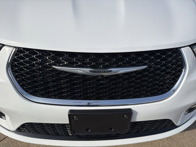 Used 2024 Chrysler Pacifica Touring-L image 14