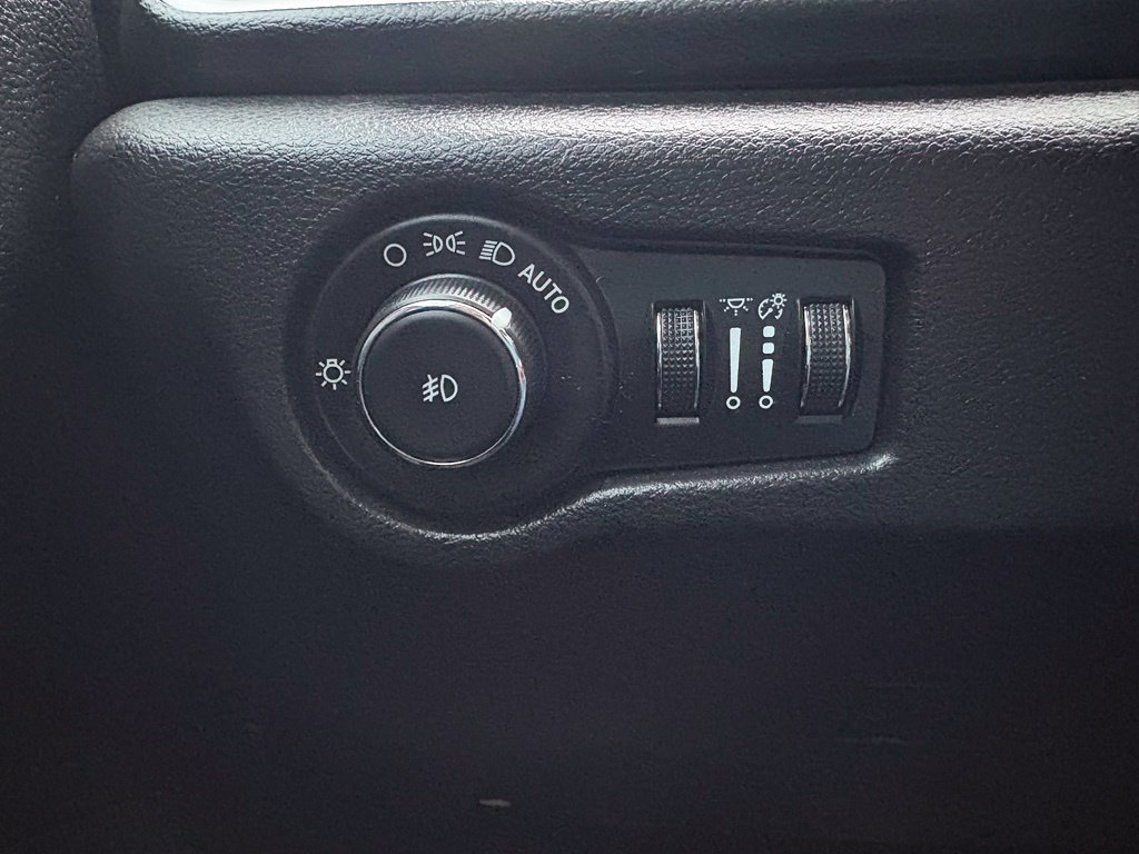 Used 2020 Chrysler Pacifica Touring w/ Advanced Safetytec Group FWD image 15