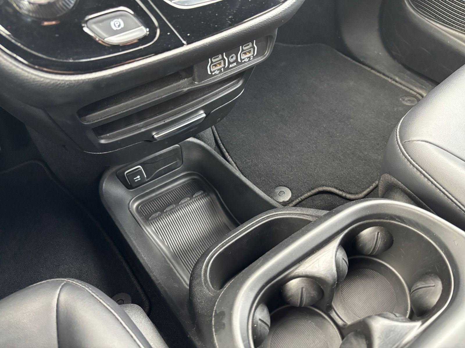 Used 2025 Chrysler Pacifica Select image 44