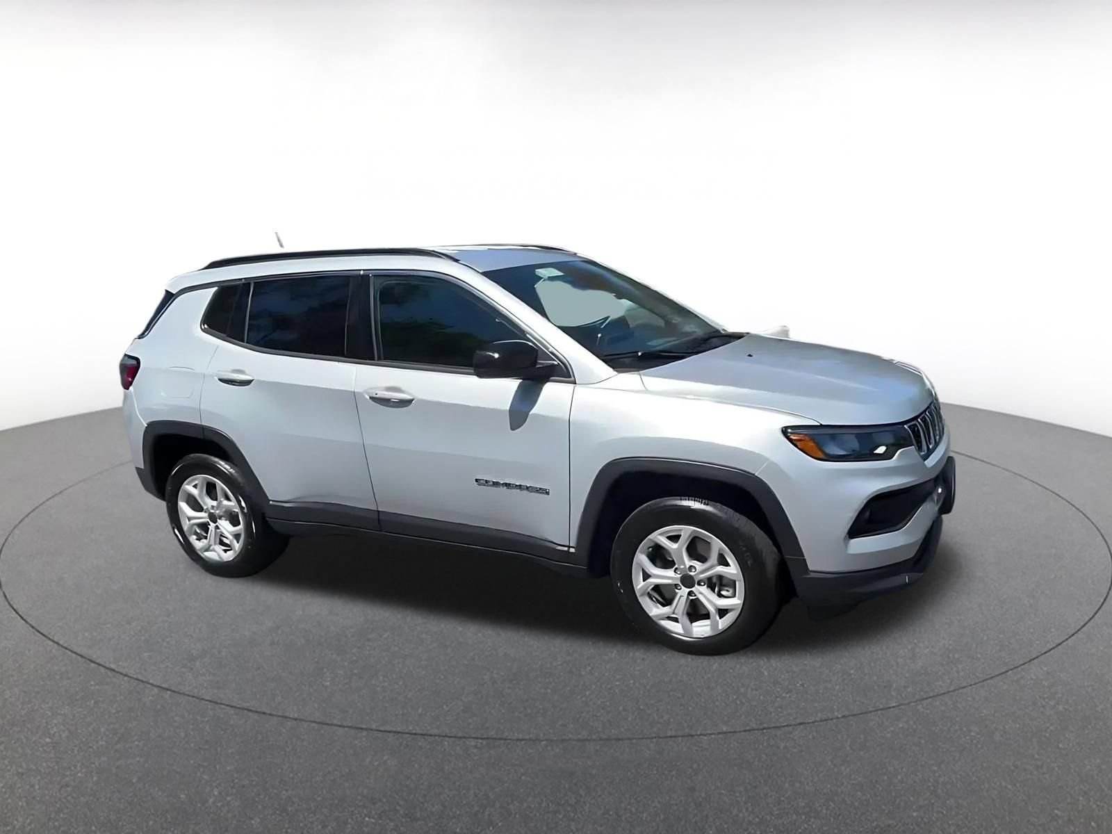 Used 2025 Jeep Compass Latitude AWD/4WD image 2