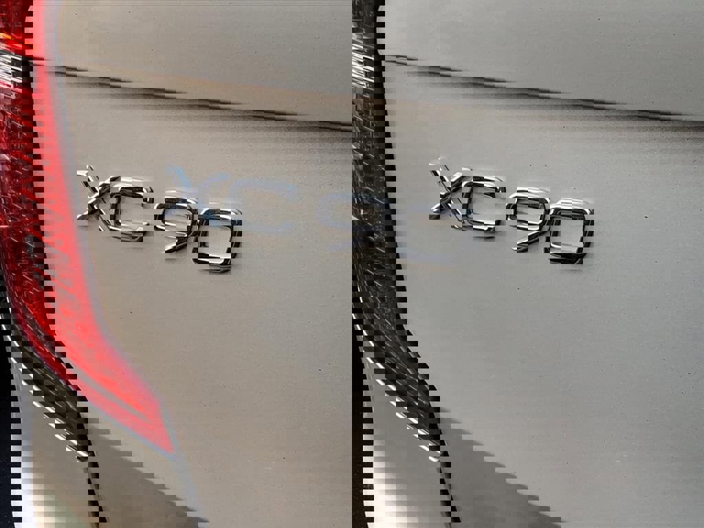 Used 2018 Volvo XC90 T6 Momentum w/ Convenience Package image 9