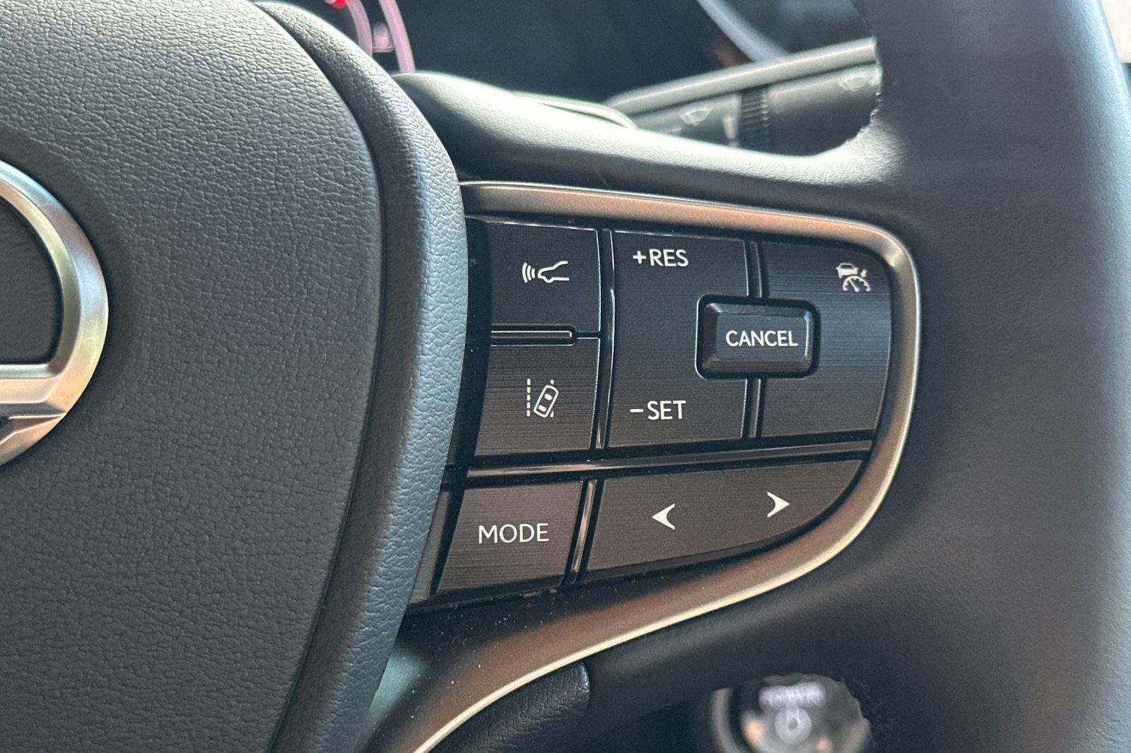 Certified 2025 Lexus ES 300h w/ Premium Package image 31