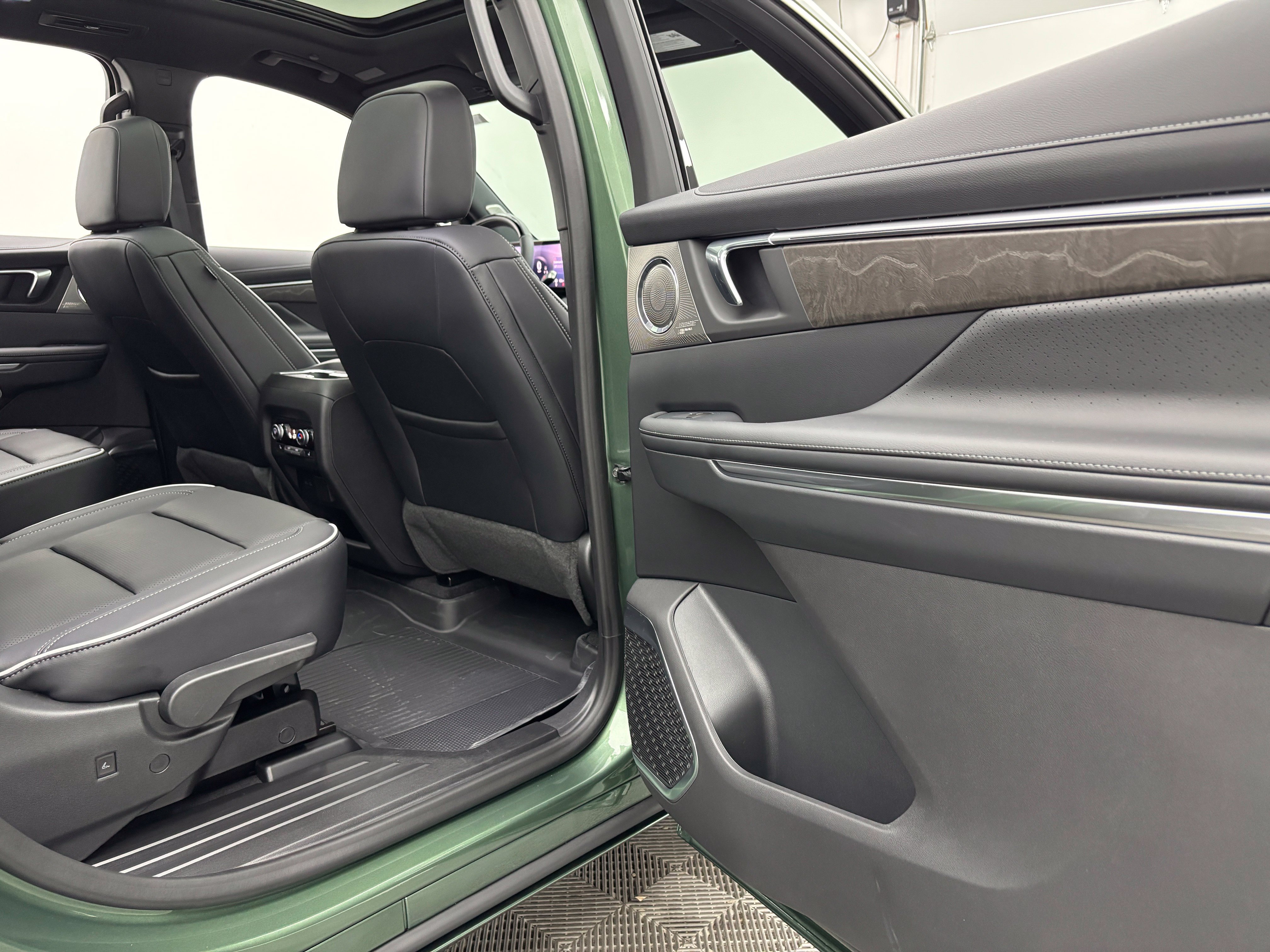 New 2027 Buick Enclave Avenir w/ LPO, Floor Liner Package AWD/4WD image 43