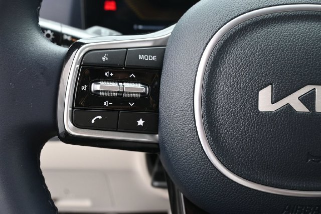 Used 2025 Kia Carnival EX FWD image 15
