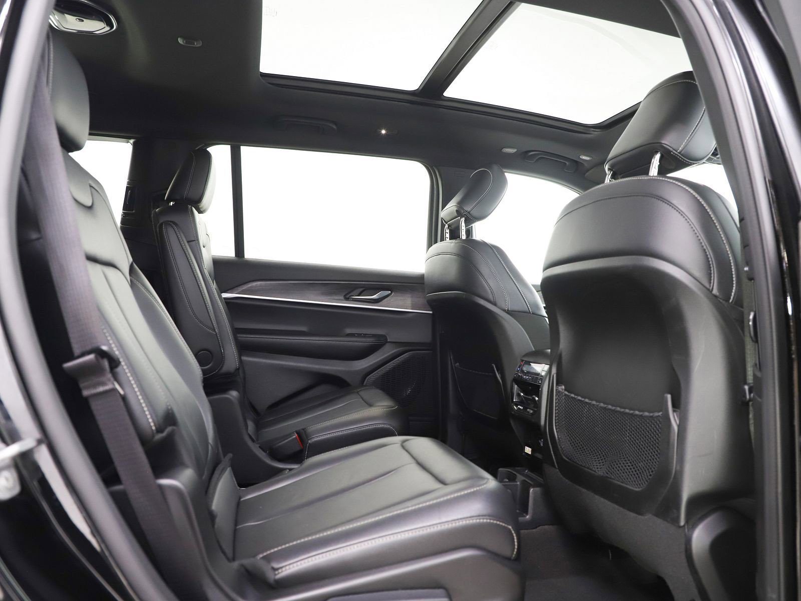 Used 2025 Jeep Grand Cherokee L Limited w/ Black Appearance Package image 12