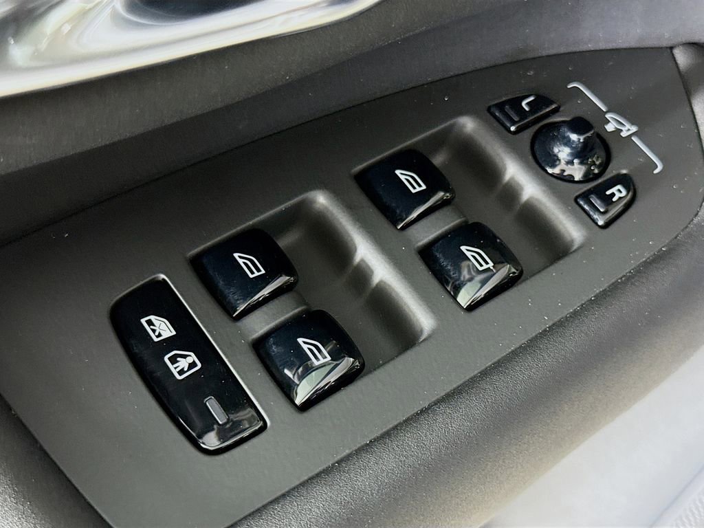 Certified 2025 Volvo XC90 B5 Plus image 3