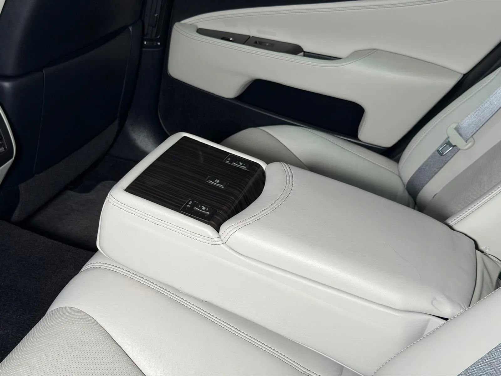 Used 2013 Lexus LS 460 AWD w/ Comfort Pkg image 19