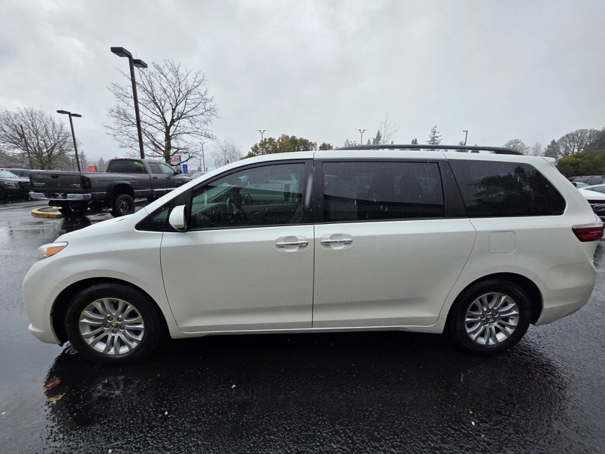 Used 2015 Toyota Sienna XLE w/ XLE Navigation Package FWD image 4