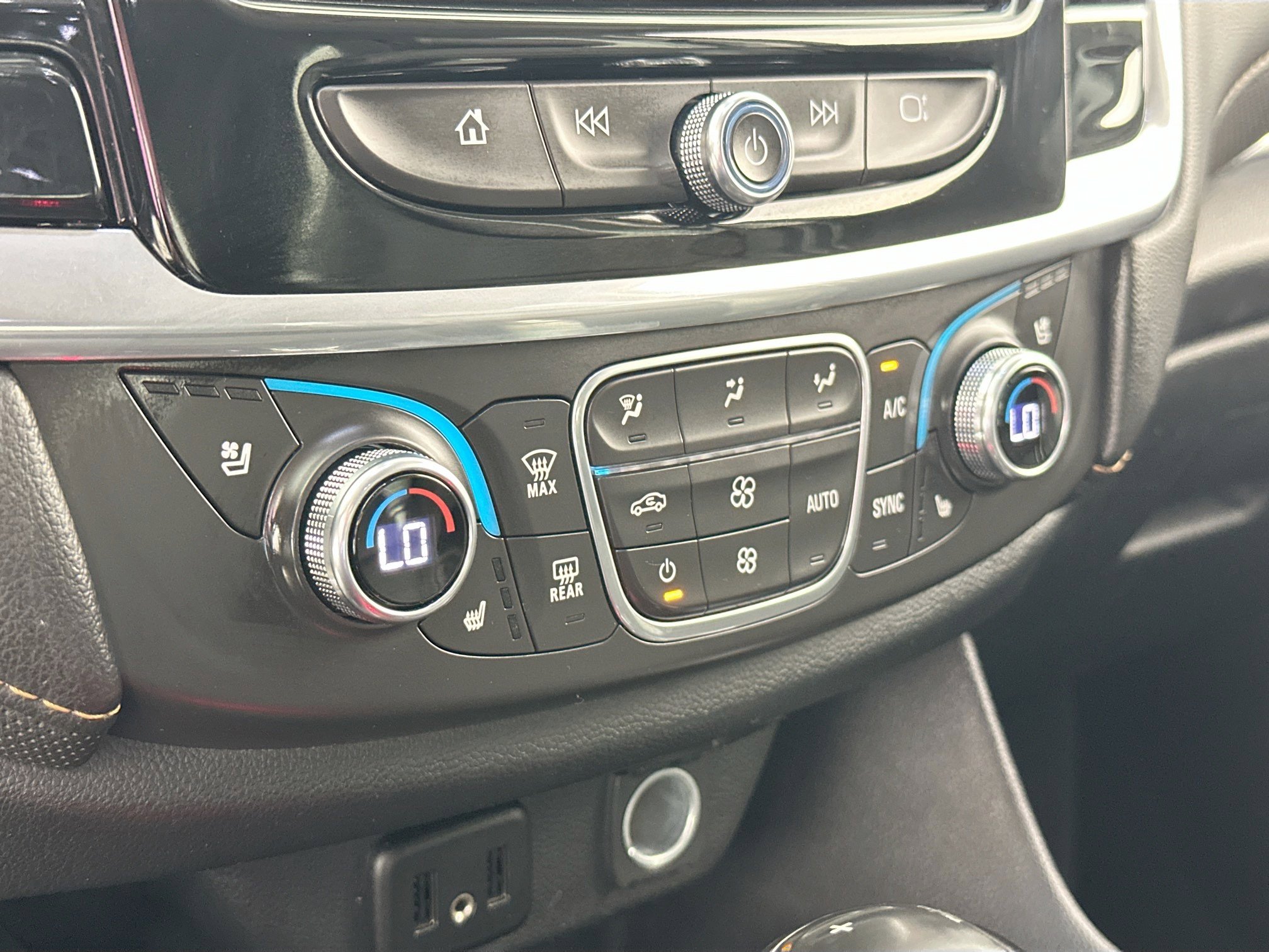 Used 2019 Chevrolet Traverse Premier w/ Driver Confidence II Package image 16