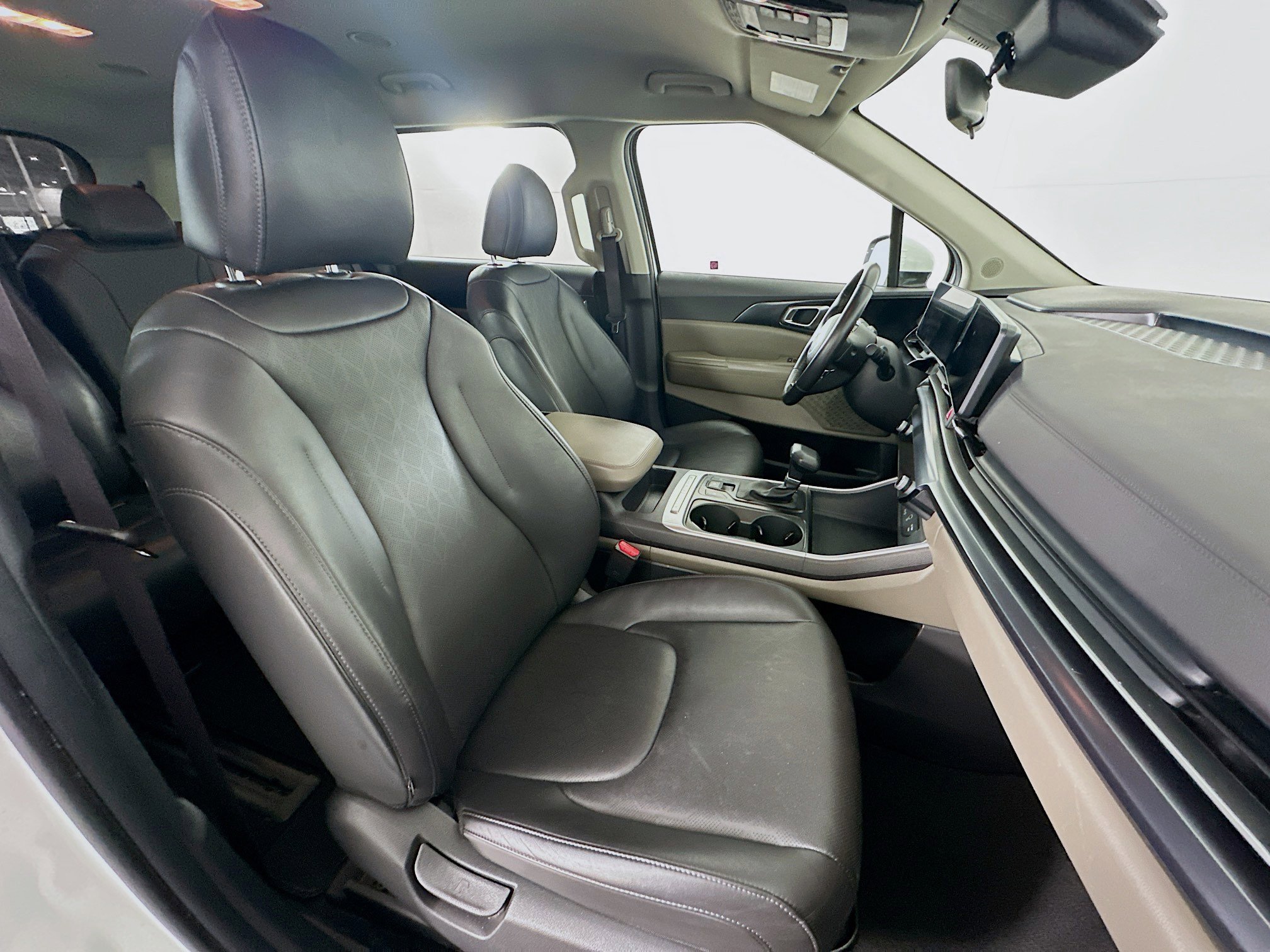 Used 2025 Kia Carnival FWD image 32