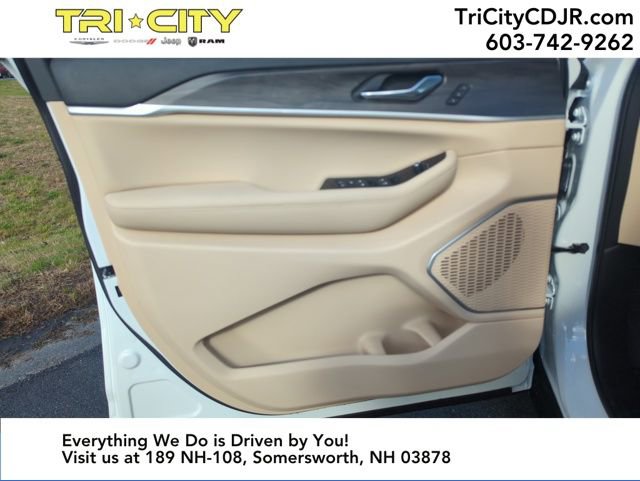 New 2025 Jeep Grand Cherokee Limited w/ Luxury Tech Group II image 10