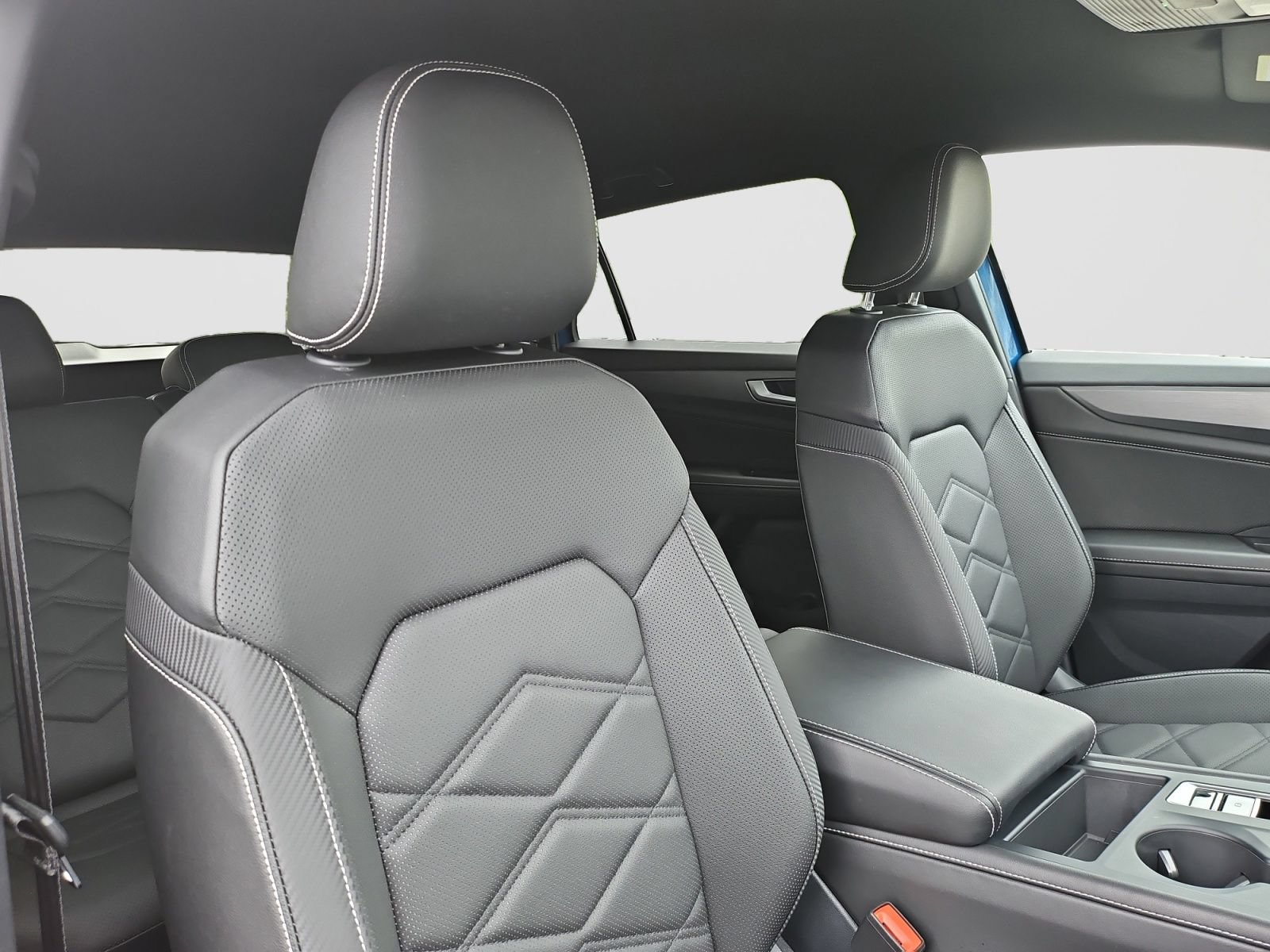 Used 2025 Volkswagen Atlas Cross Sport SE FWD image 16