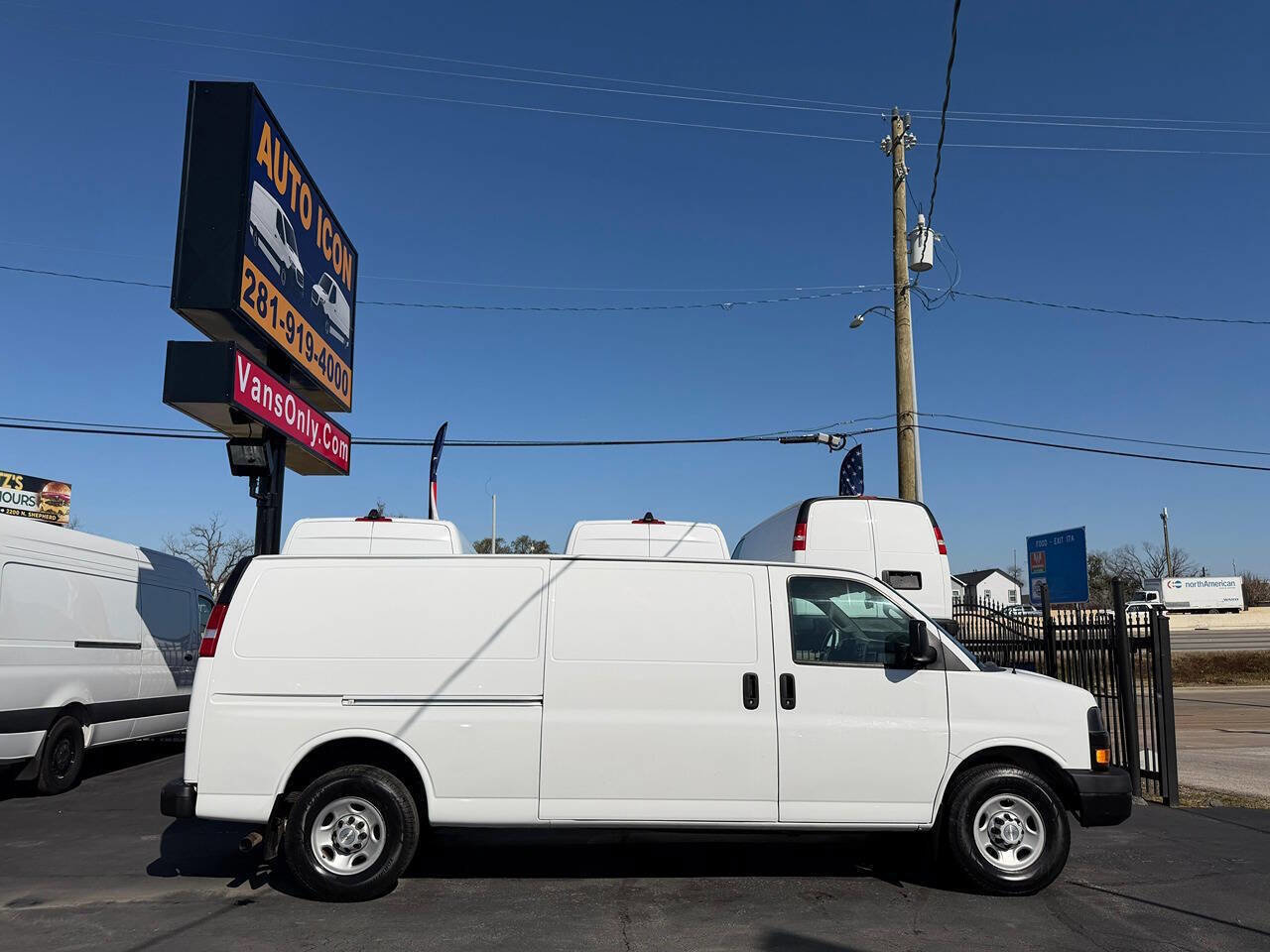 Used 2020 Chevrolet Express 3500 Extended w/ Driver Convenience Package RWD image 3