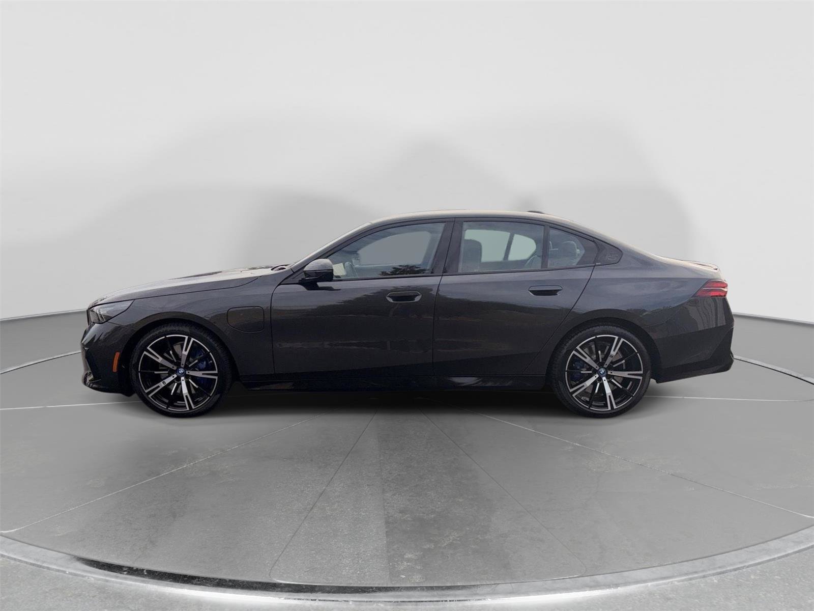 Used 2025 BMW 550e xDrive w/ Premium Package AWD/4WD image 2