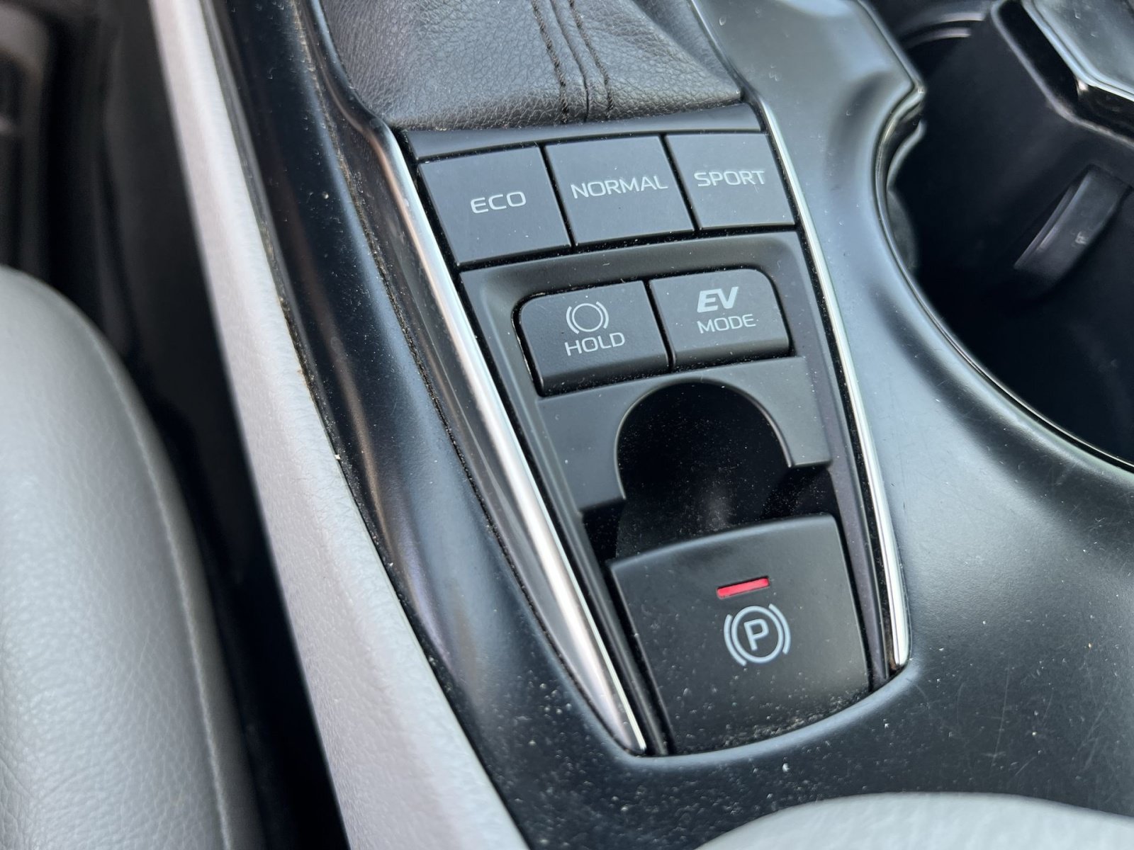 Used 2020 Toyota Camry SE w/ Sunroof Package FWD image 30