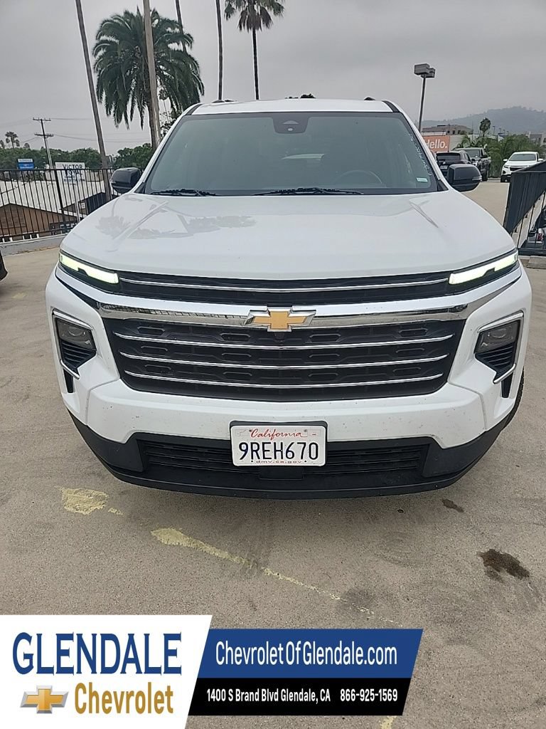Used 2025 Chevrolet Traverse LT FWD image 1