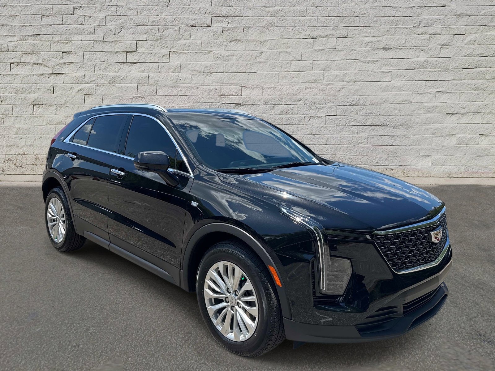 Used 2024 Cadillac XT4 Luxury w/ Cold Weather Package FWD image 7