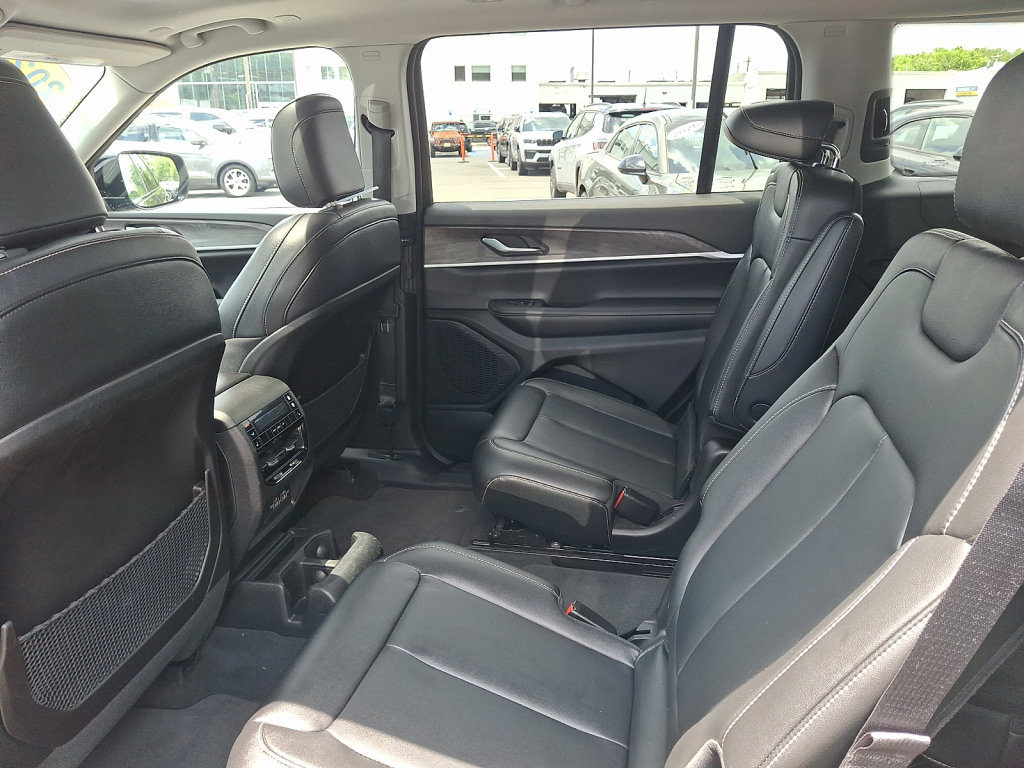 Used 2023 Jeep Grand Cherokee L Limited AWD/4WD image 24